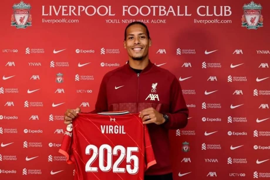 Virgil van Dijk en la renovación de su contrato con Liverpool.