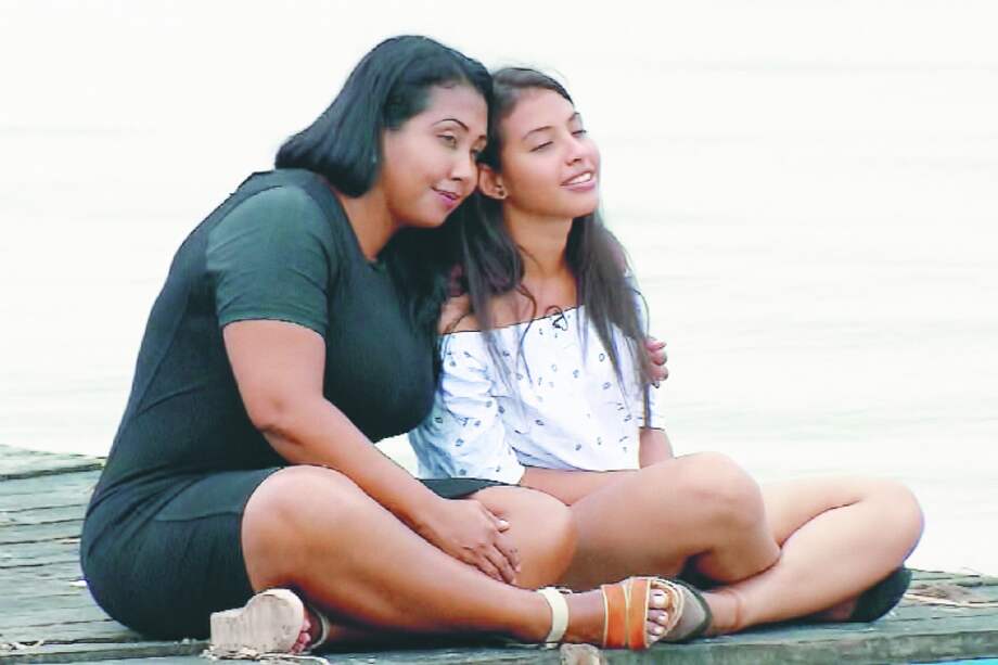 Matilde y Aura Cristina a orillas del Magdalena, en el malecón de Barranquilla. / Cortesía Noticias Caracol