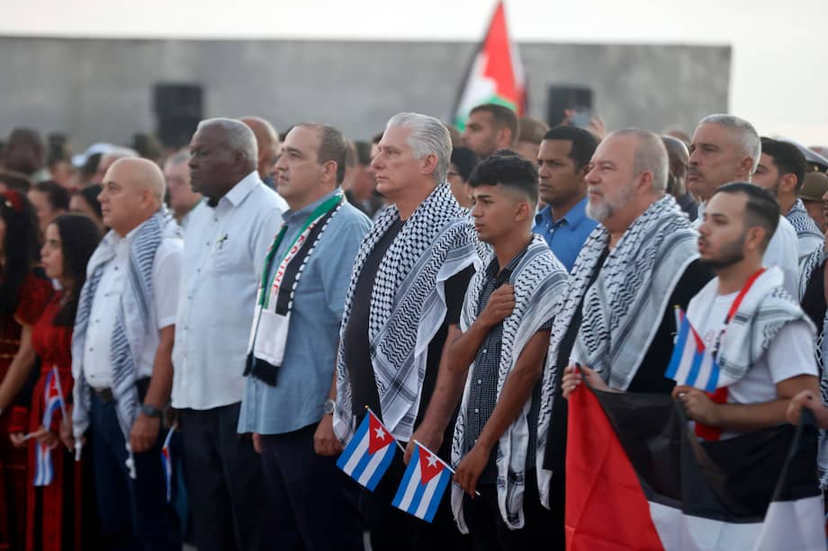 El presidente cubano Miguel Diaz-Canel (c).