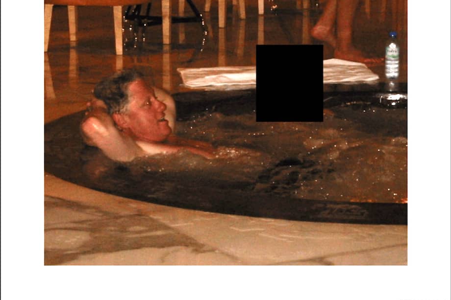 Imagen del DOJ muestra a Bill Clinton en un jacuzzi junto a otra persona en archivos del caso Jeffrey Epstein.