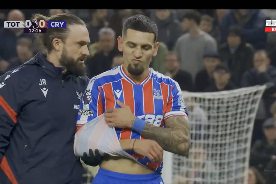Daniel Muñoz saliendo del campo de juego lesionado de su hombro derecho en el partido por Premier League entre Crystal Palace y Tottenham Hotspur.