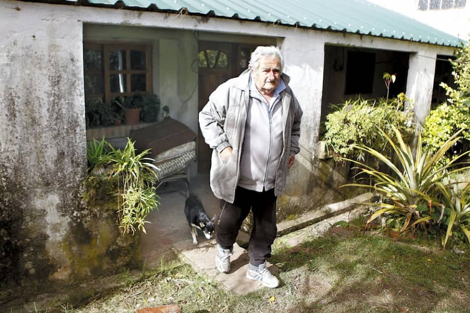 Pepe Mujica vive con su esposa, Lucía Topolanski, y su mascota en una casa en las afueras de Montevideo.