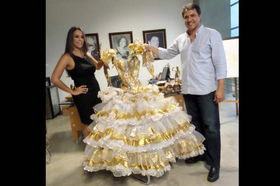 Exreina del Cesar dona vestido de fantasía al Museo del Vallenato