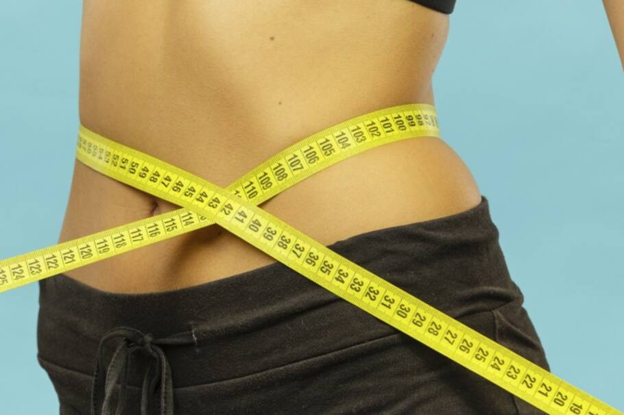 Los jugos de manzana, especialmente cuando se consumen con moderación, pueden ayudar a promover la regularidad intestinal debido a su contenido de fibra y agua.