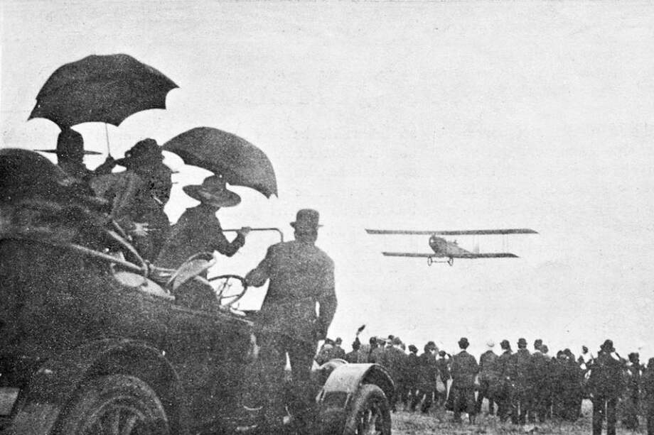 Imágenes del tercer vuelo en aeroplano de William Knox Martin sobre la Sabana de Bogotá, en inmediaciones de Bosa. / Archivo - Cromos