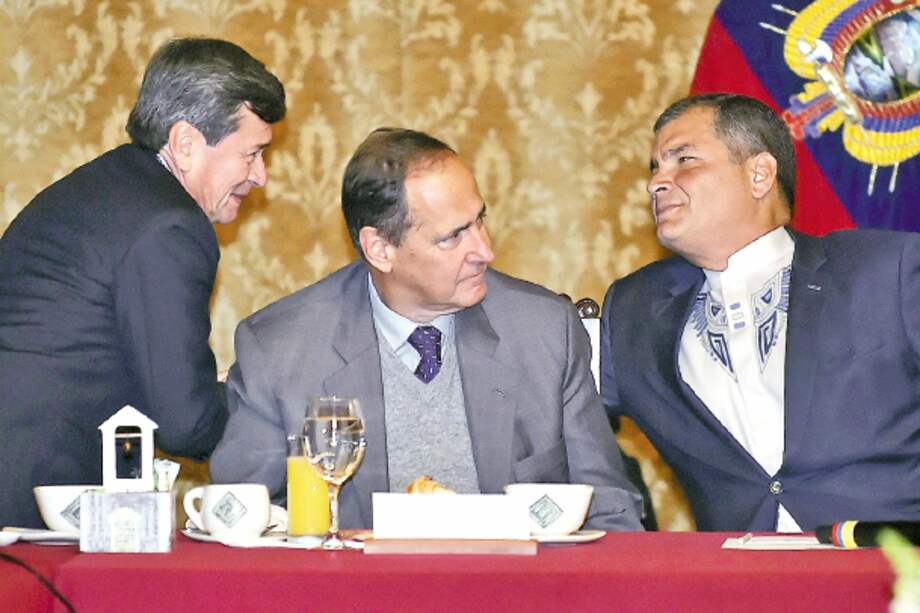 Hace días, el expresidente de Ecuador Rafael Correa se reunió con las delegaciones de paz del Gobierno y el Eln. / AFP