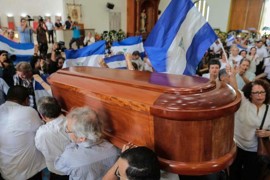 Imagen de la irrupción de manifestantes sandinistas durante la misa en homenaje a Ernesto Cardenal en la catedral de Managua, Nicaragua. / Cortesía