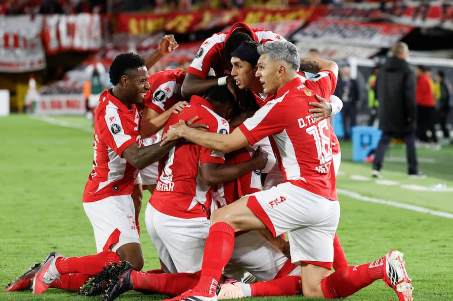 Jugadores de Santa Fe celebrando el gol contra Peñarol en la primera fecha de la Copa Libertadores.