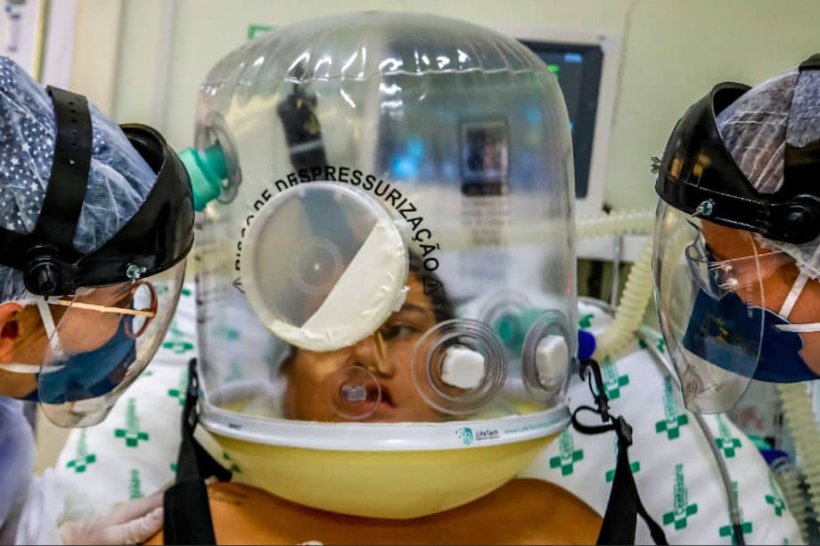Uso de tecnología no invasiva en Brasil, que permite evitar la intubación. SILVIO AVILA / AFP