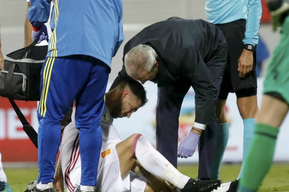 El defensa Sergio Ramos se lesiona durante el partido de la fase de clasificación del Mundial Rusia 2018 entre España y Albania. / EFE
