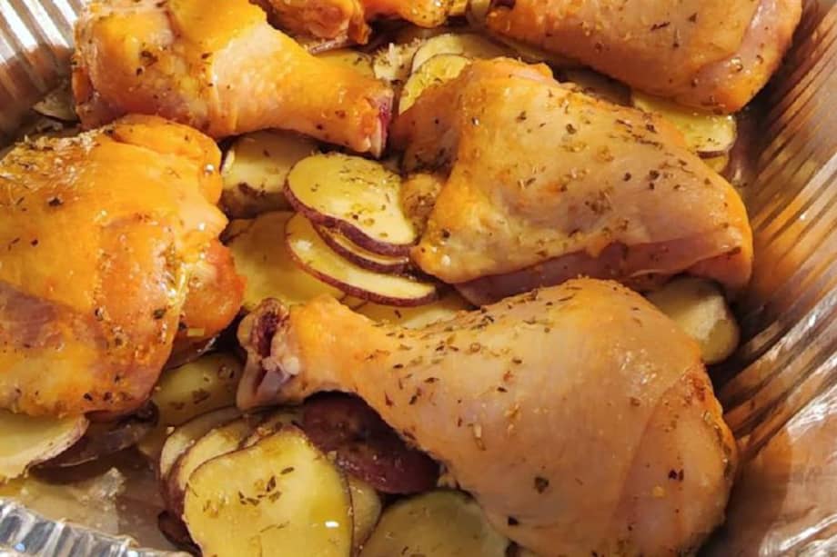 Receta para preparar pollo horneado con papas y especia