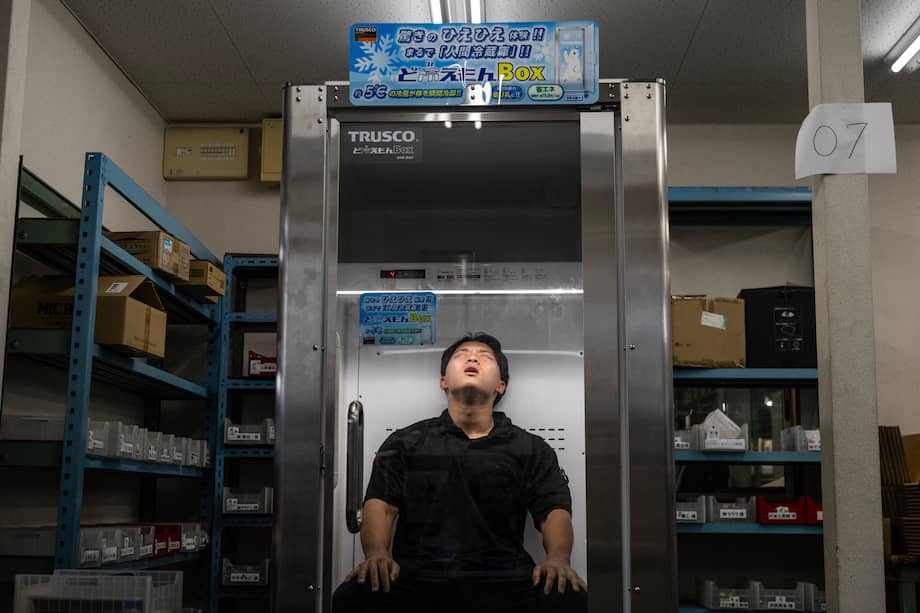 Taichi Konishi, empleado de Konoe, se toma un descanso en una cabina refrigerada para trabajadores (conocida también como "nevera humana") situada en el almacén de la compañía, durante una jornada calurosa en Higashiosaka (prefectura de Osaka).
