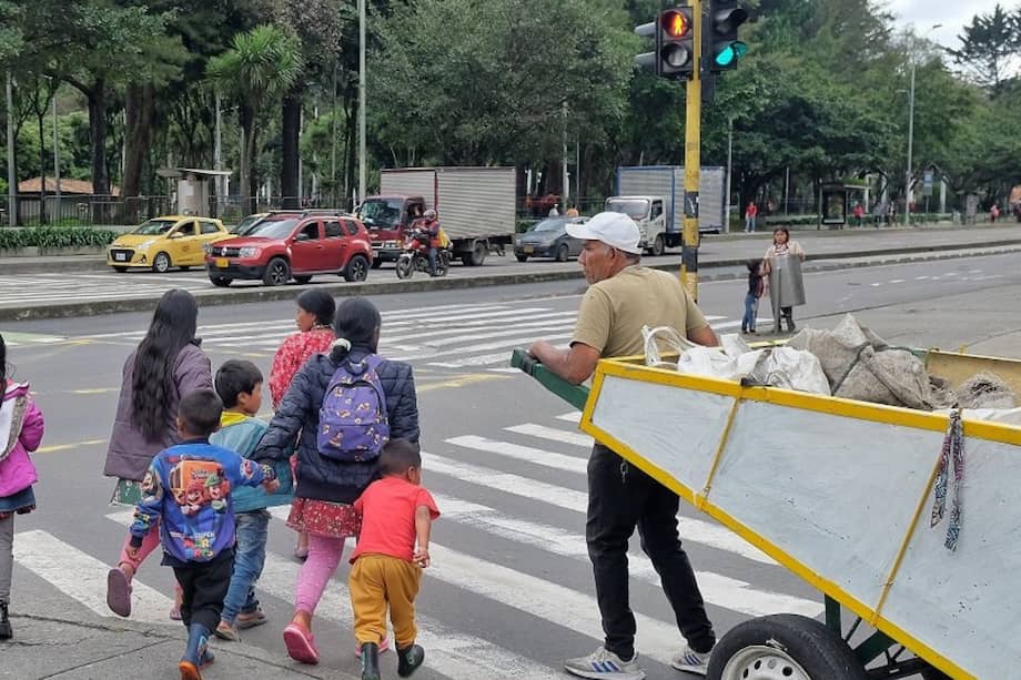 70 niños y niñas menores de 12 años permanecer a la intemperie.