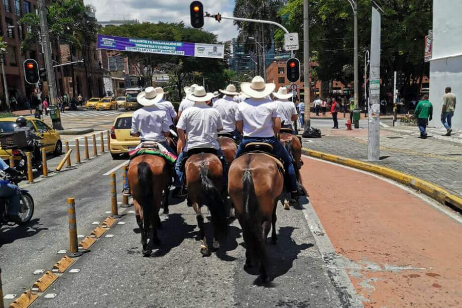 En 2017 solo se registró a un hombre y su hijo transitando a caballo por la cicloruta San Juan en Medellín. / Cuenta de Twitter: @AnaKiCar