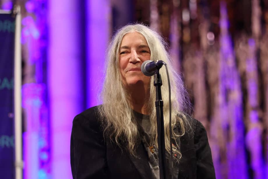 Patti Smith irrumpió en el mundo del rock con su álbum Horses, en 1975, que la convirtió rápidamente en una de las artistas más influyentes de la escena.