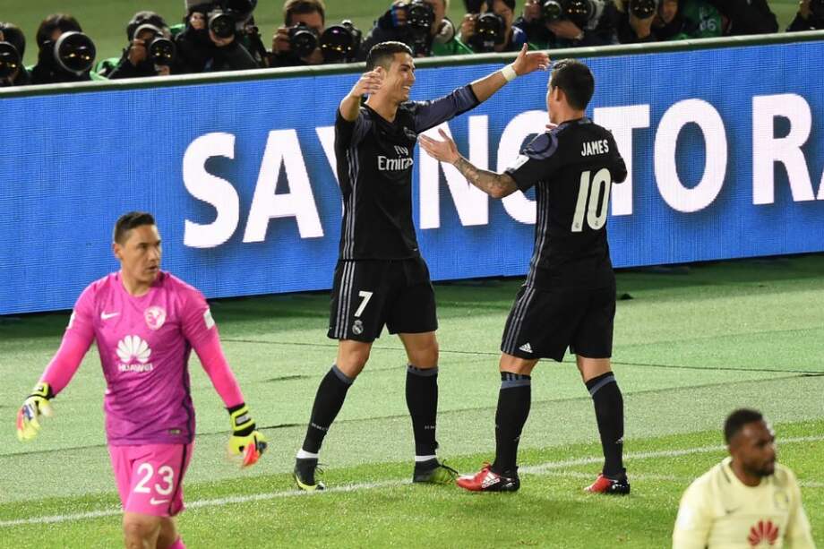 El portugués Cristiano Ronaldo (i) celebra con James Rodríguez (d) el gol que anotó tras la asistencia del colombiano. / AFP