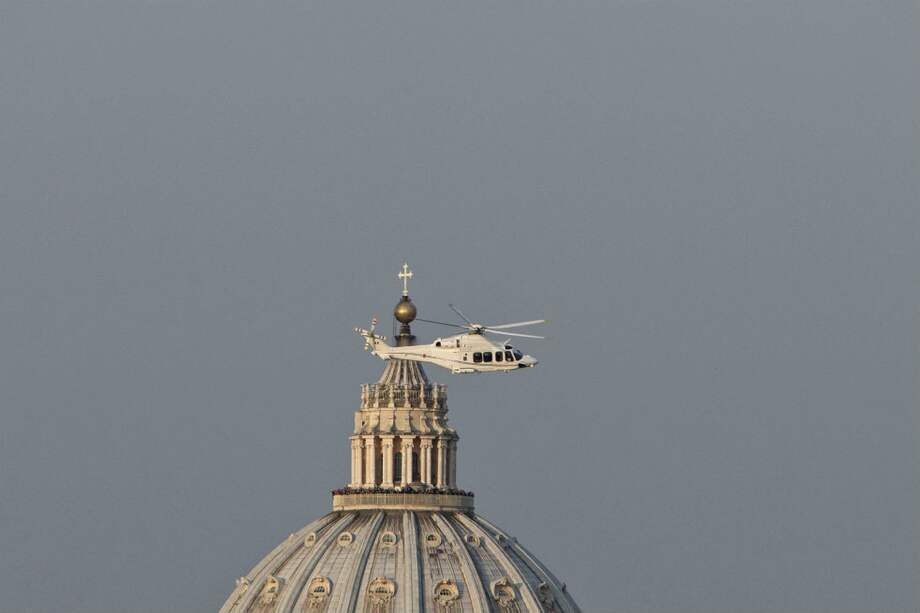 La salida del papa Benedicto XVI. / EFE