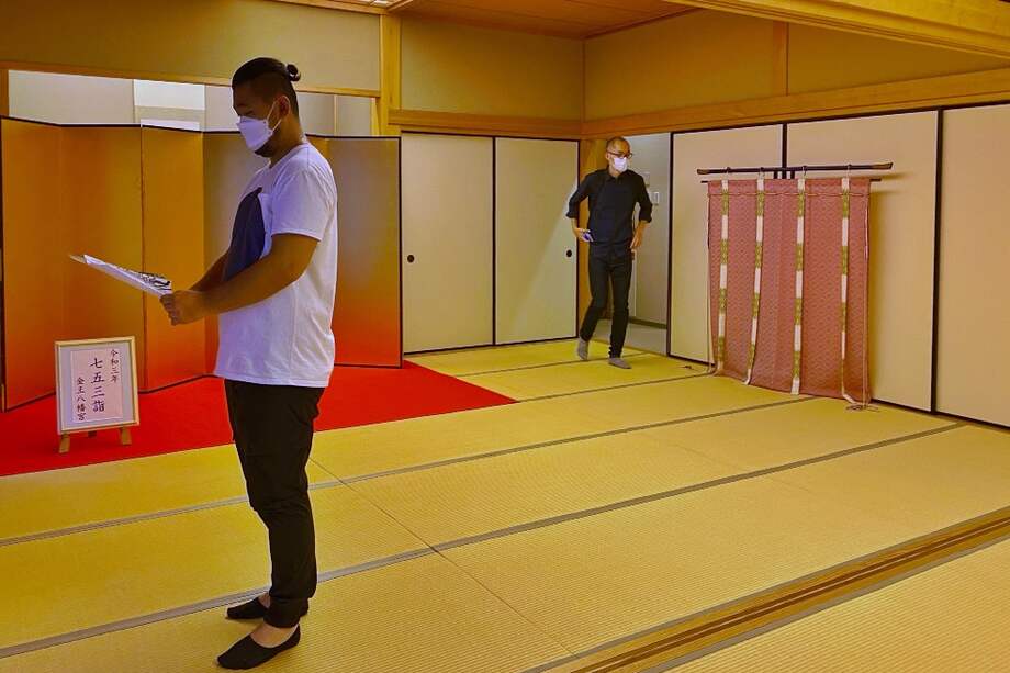 Salón para ceremonias cubierto de tatami en el santuario de Konno Hachimangu, en Tokio.
