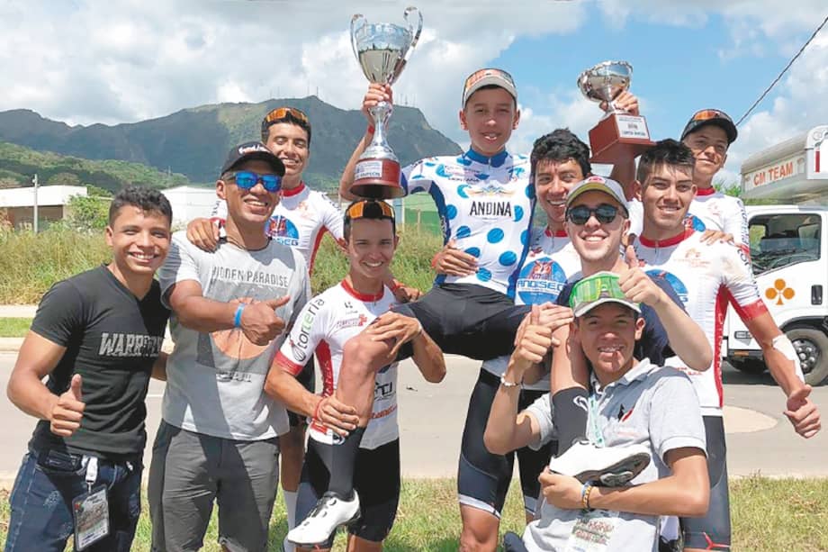 Los integrantes de Ciclismo Capital celebrando el subtítulo de Garzón en la Vuelta del Porvenir 2020. / Cortesía
