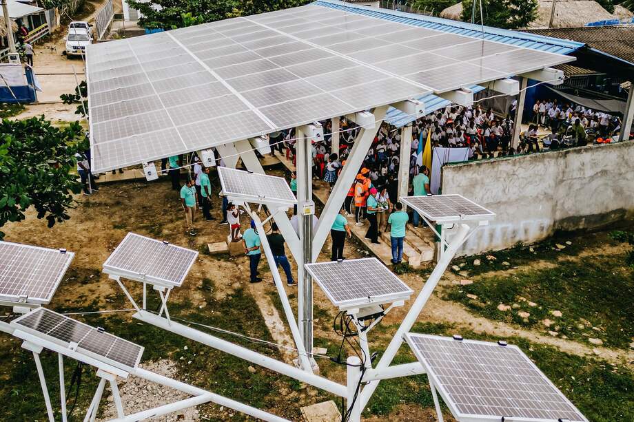 La implementación de paneles solares en instituciones educativas rurales en la ciudad de Montería han mejorado las condiciones de estudio de sus estudiantes, ya que ahora cuentan con energía constante.