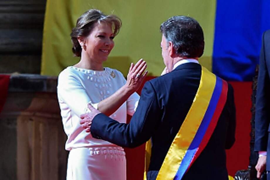 Asistentes a la investidura de Santos exhiben el blanco de la paz