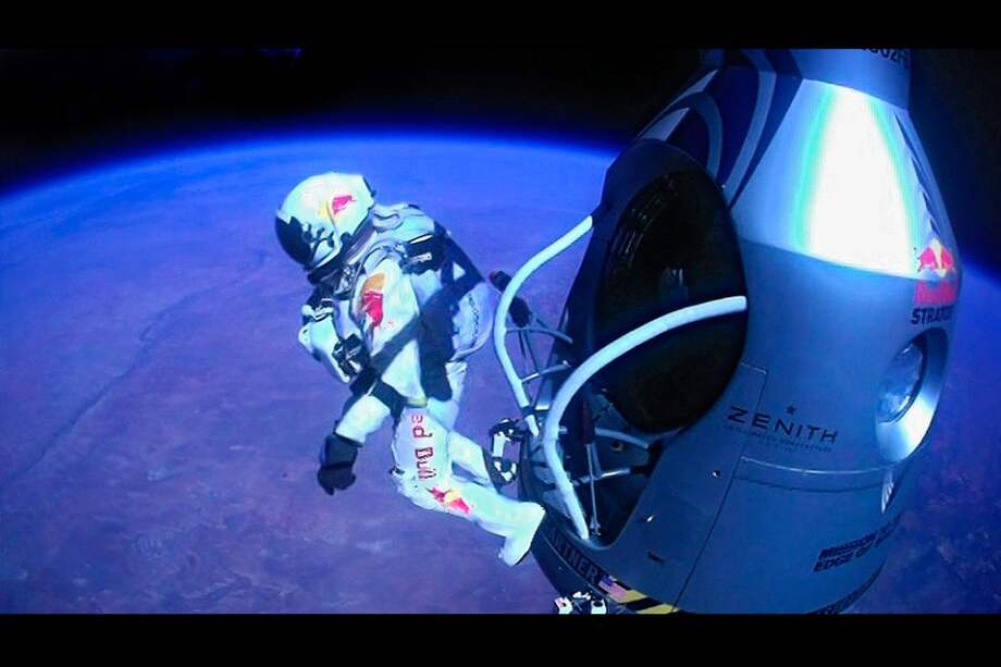 Felix Baumgartner durante su salto estratosférico que ha sido seguido en directo por millones de personas en todo el planeta.