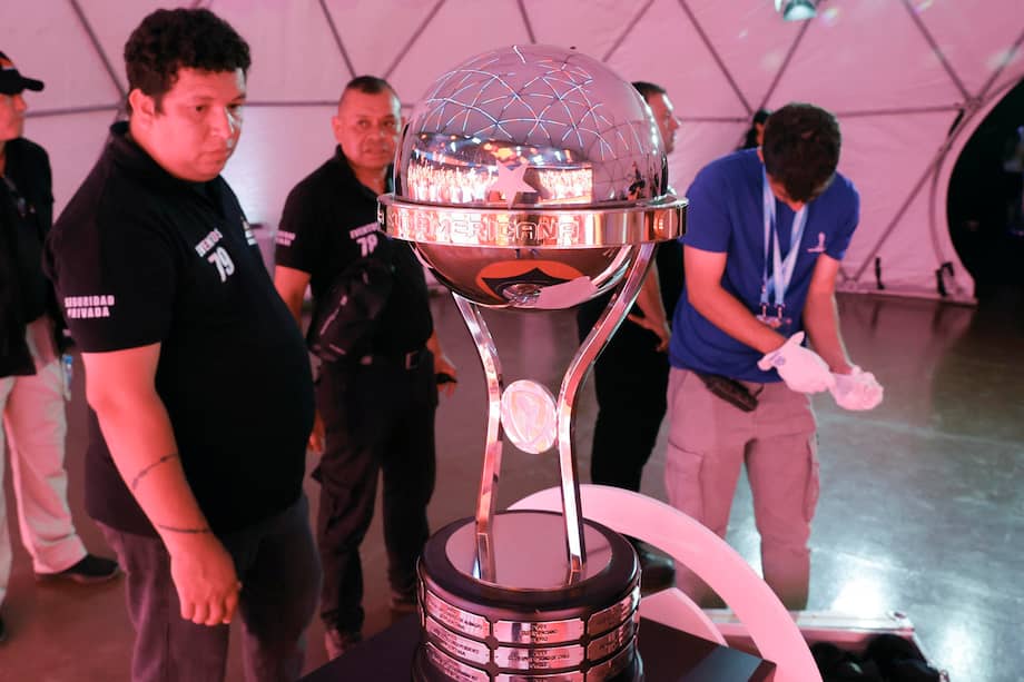 Personal de seguridad protege el trofeo de la Copa Sudamericana durante una exhibición en la costanera José Asunción Flores, en Asunción, Paraguay.