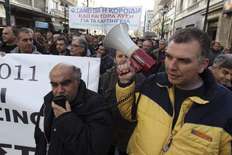 Trabajadores del metro de Atenas protestan frente al Ministerio de Trabajo/ EFE
