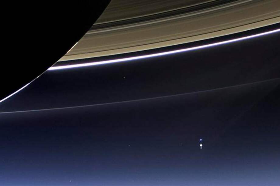 Imagen facilitada por la NASA y el Instituto de Ciencias del Espacio que muestra una escena capturada por la sonda Cassini.