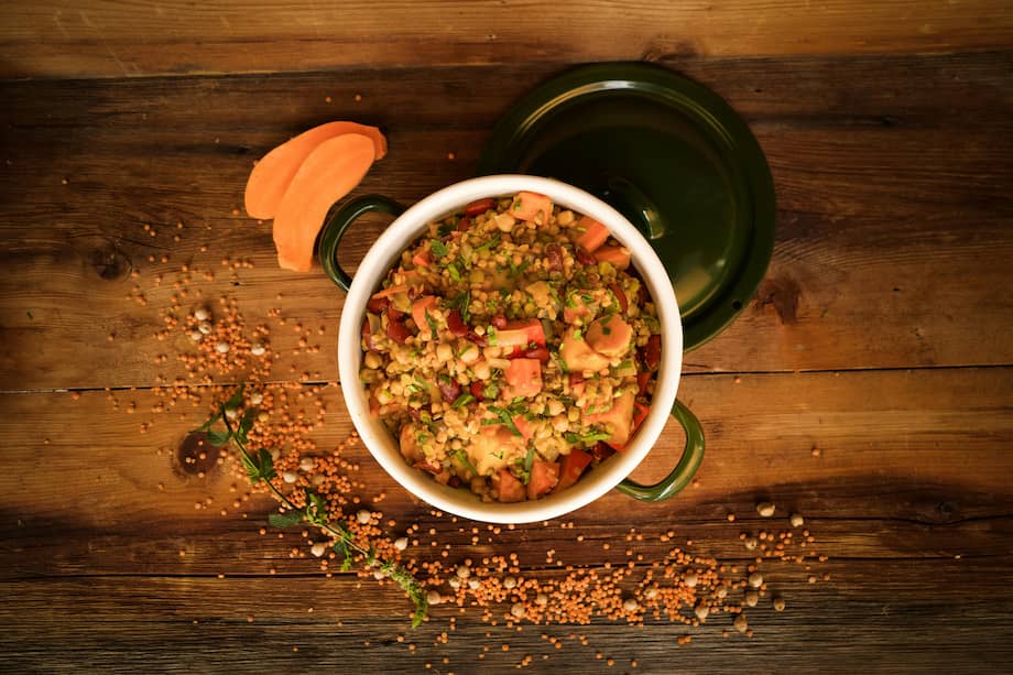 Estas lentejas guisadas con carne y madurito rinden y conquistan a todos en la mesa.