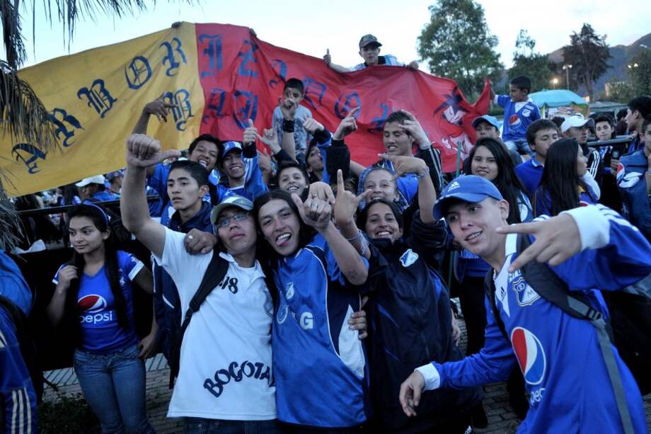 Vándalos con camisetas de Millonarios lanzaron piedras a bus de Transmilenio