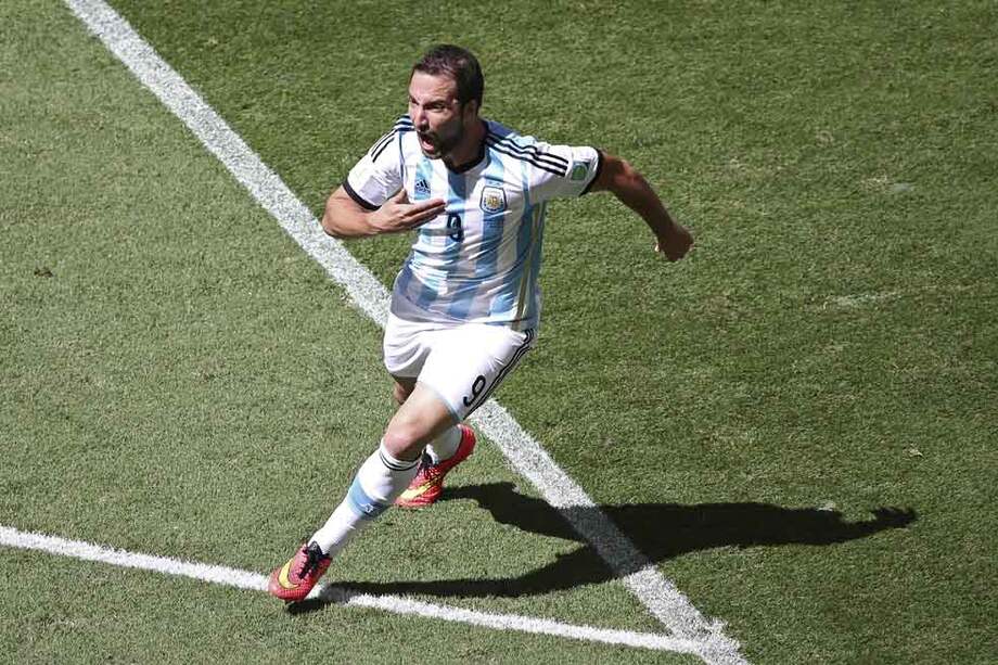 Gonzalo Higuaín celebra el tanto que le marcó a la selección de Bélgica. / EFE