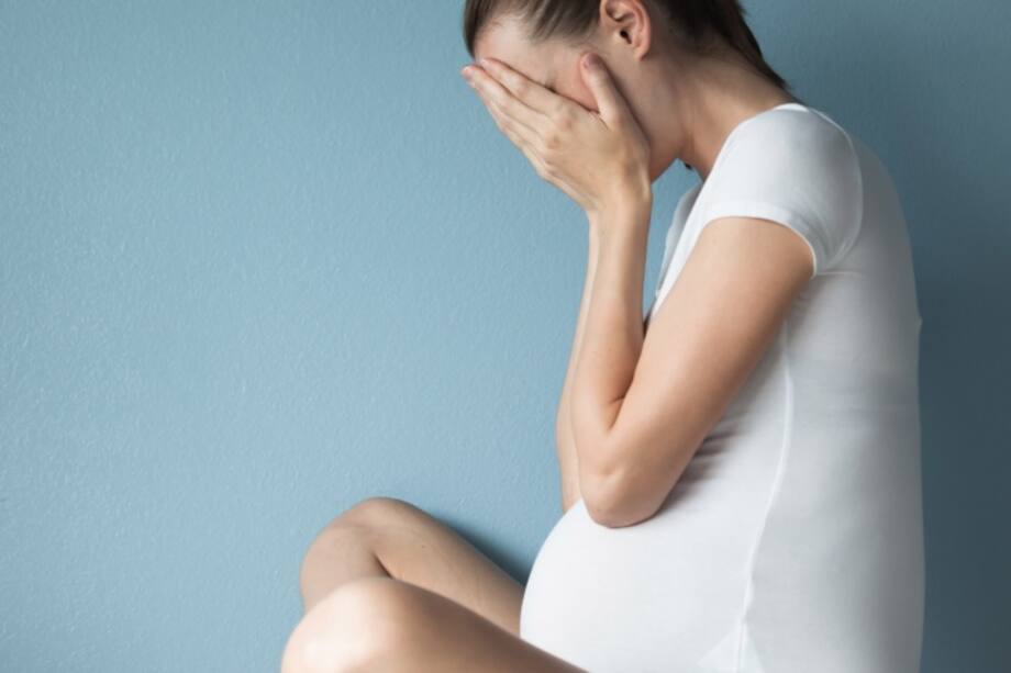 Mujer tapándose la cara