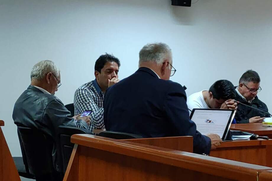 El fiscal Carlos Julián Bermeo (camisa a cuadros) durante la audiencia de legalización de captura en Paloquemao. / Fiscalía
