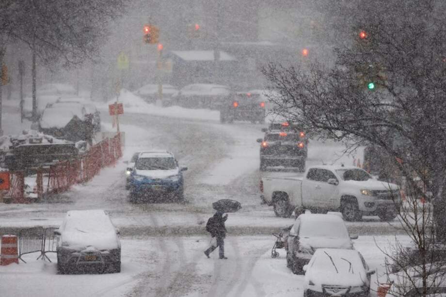 Medios estadounidenses informaron que hay cerca de 40 muertes relacionadas con las tormentas, incluidas personas que murieron intoxicadas con monóxido de carbono por el uso en ambientes cerrados de estufas por combustión.