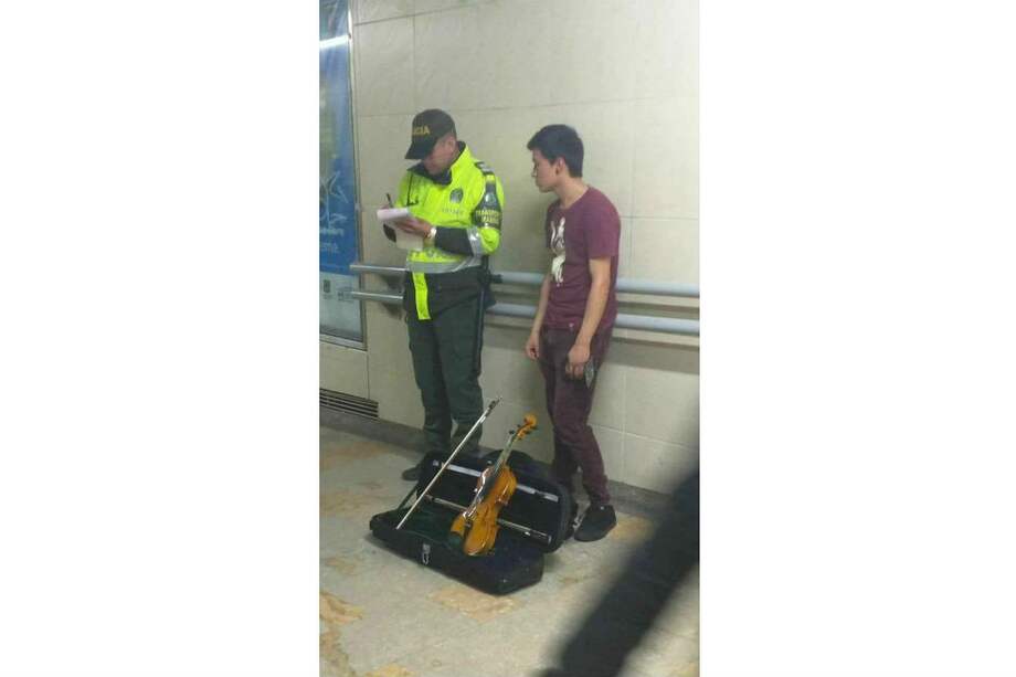 Habla el músico que fue multado por tocar su violín en Transmilenio