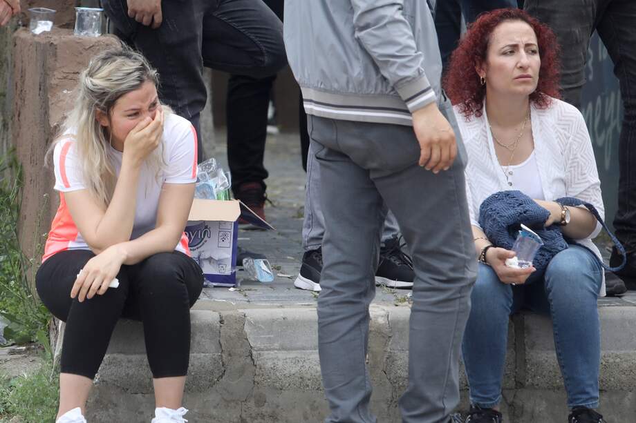 Ciudadanos de Ankara reaccionan tras la explosión que dejó al menos cinco muertos en una fábrica de armamento.