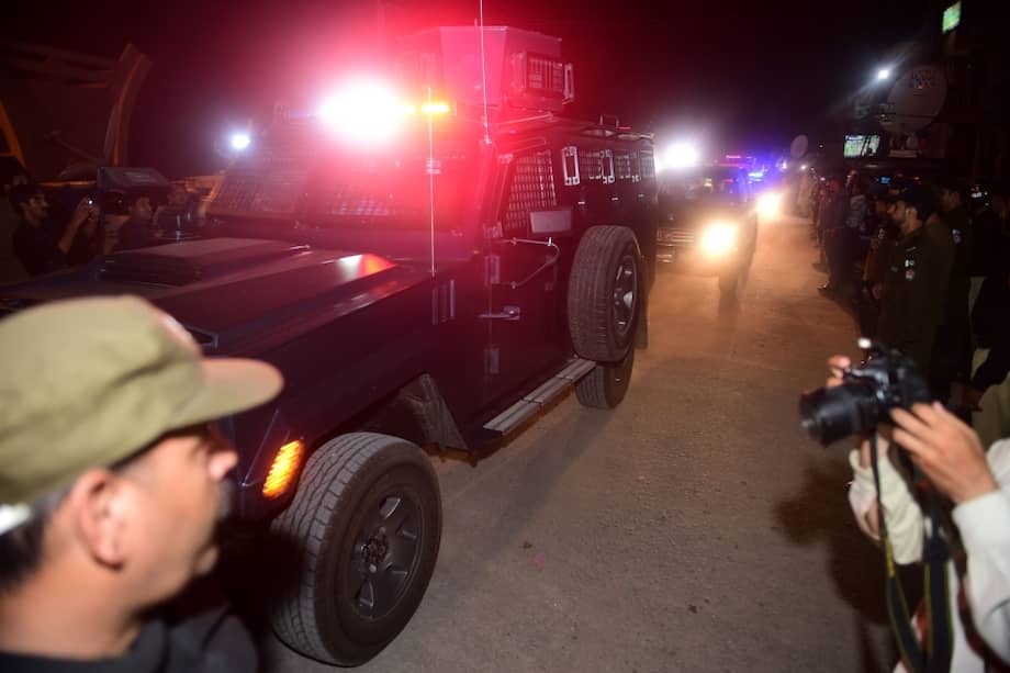 Guardias vigilan frente a la entrada del consulado chino en Pakistán. / AFP