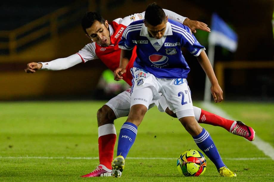 Hugo Acosta (izq.) lucha un balón con Daniel Torres. / El Espectador