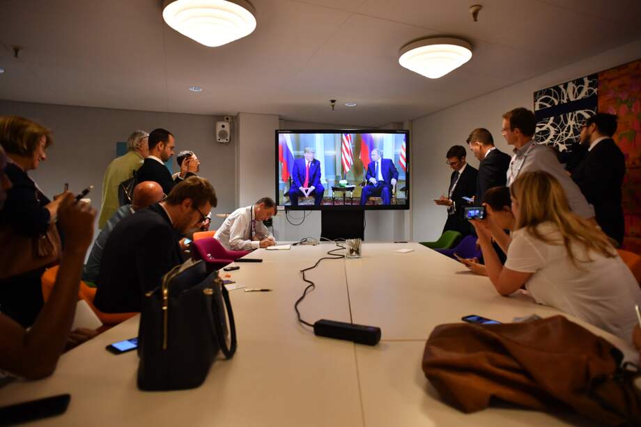 Periodistas siguen minuto a minuto el encuentro entre Putin y Trump. / AFP