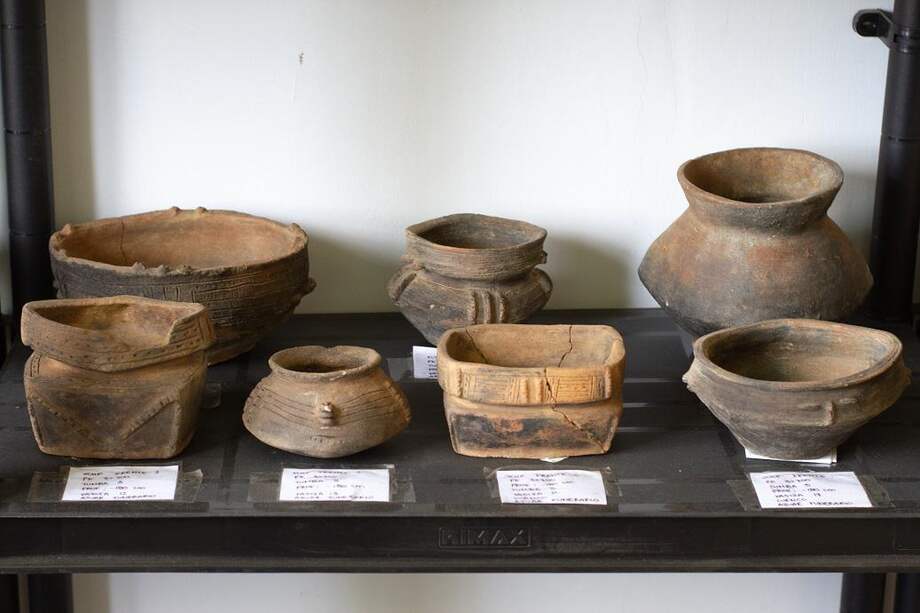 Entre los hallazgos hay 68 piezas cerámicas completas, 1.209 objetos de piedra y una nariguera de oro. / Cortesía Ecopetrol.