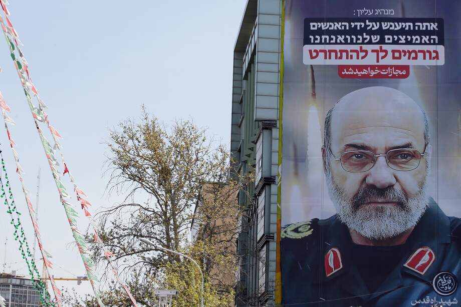 Una valla publicitaria a gran escala con la imagen del general de brigada iraní Mohammad Reza Zahedi, comandante de la Fuerza Quds del Cuerpo de la Guardia Revolucionaria Islámica (CGRI), con la leyenda "Vosotros (Israel) seréis castigados", cuelga de la fachada de un edificio en Teherán, Irán, 03 de abril de 2024.