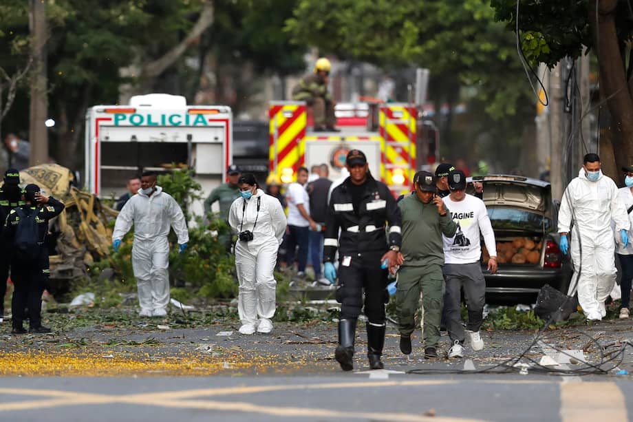 Integrantes de la Policía Nacional inspeccionan la zona del atentado tras una explosión en inmediaciones de la Escuela Militar de Aviación Marco Fidel Suárez este jueves, en Cali (Colombia). Al menos cinco personas murieron y 36 resultaron heridas por un atentado perpetrado con un camión bomba. EFE/ Ernesto Guzmán Jr