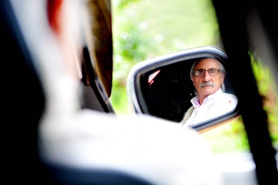 En su oficio habitual de recorrer Colombia, el periodista y escritor Alfredo Molano Bravo, premiado ayer por el CPB . / Nelson Sierra