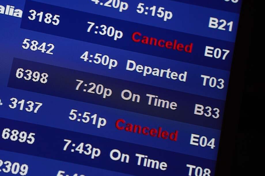 El clima y la menor disponibilidad de personal han afectado la operación aérea en Estados Unidos.