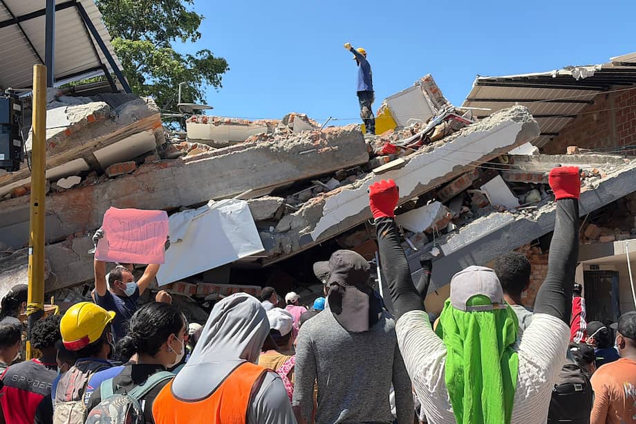 Voluntarios, vecinos y organismos de socorro se unieron a las labores de búsqueda mientras familiares esperaban noticias de quienes permanecían bajo los escombros.