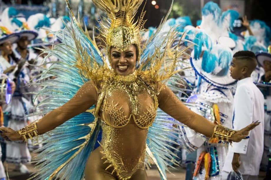 Imagen de algunos de una de las integrantes de la escuela de samba La portela, que le dedicó su desfile a la cantante y compositora Clara Nunez, / Getty images