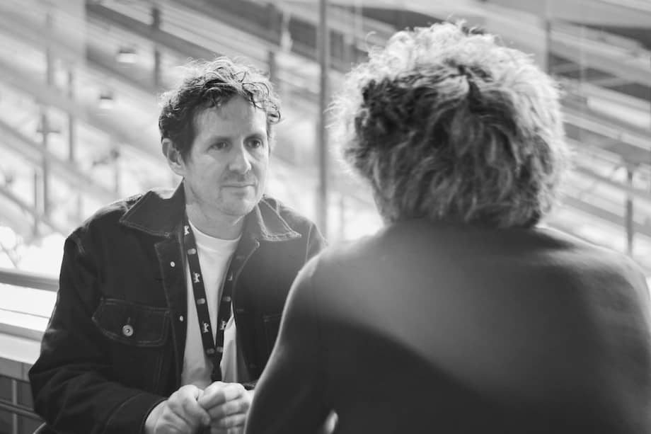 Joaquín del Paso venía de un cine coral y satírico. Aquí decide recortar el cuadro: una familia, un bosque, una economía ilegal, esas que se imponen sobre cuerpos y vidas por la fuerza y el miedo.