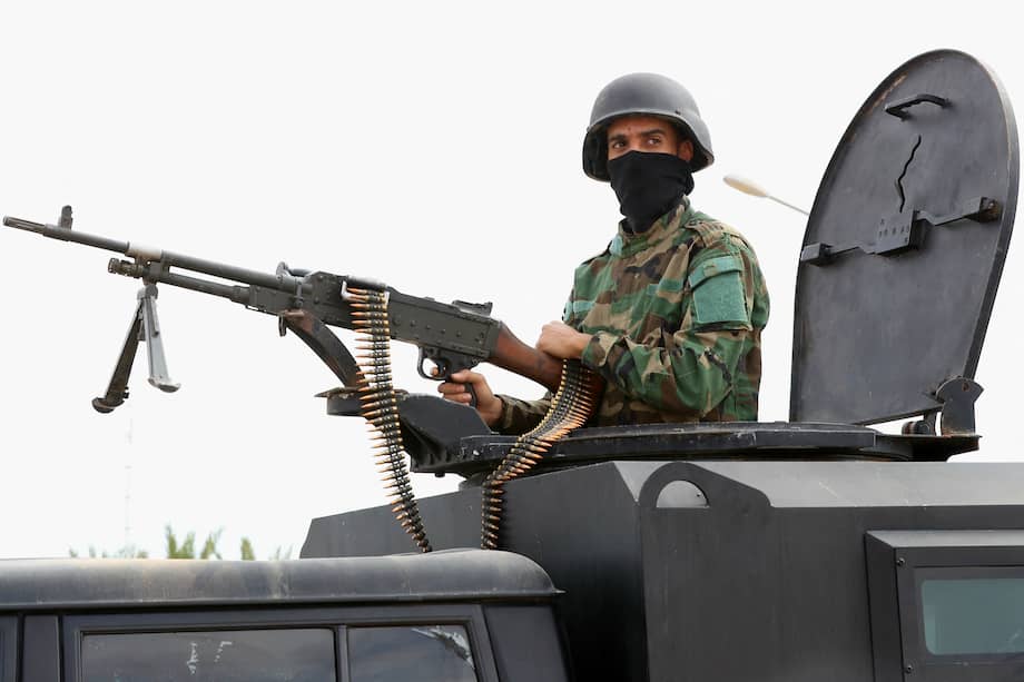 Las fuerzas de seguridad libias controlan un puesto de control en los alrededores durante el juicio de yihadistas acusados de ser miembros del grupo Estado Islámico (EI), en la ciudad noroccidental de Misrata el 29 de mayo de 2023.