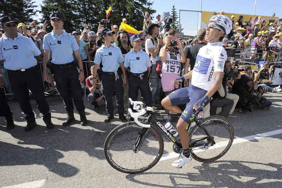 El boyacense cruza victorioso en Semnoz, meta de la vigésima etapa del Tour de Francia. Será un 20 de julio inolvidable para el pedalista de 23 años, quien hoy celebrará en París. /EFE